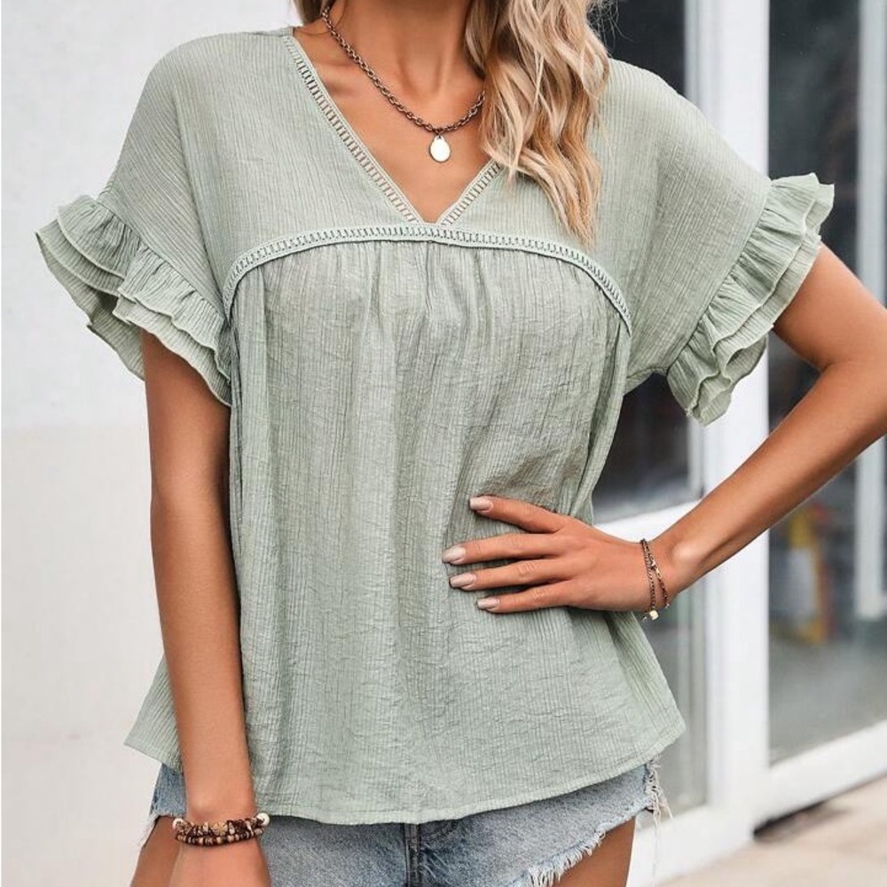 Joress like new green ruffle trim blouse top